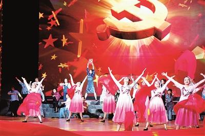 16岁黄多多一身碎花吊带裙，优雅温婉，褪去了脸上稚气的婴儿肥